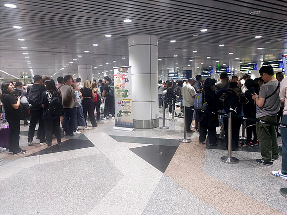 20240409_171950-immigration-queue