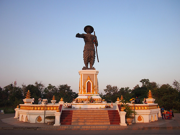 PC099236-chao-anouvong-statue