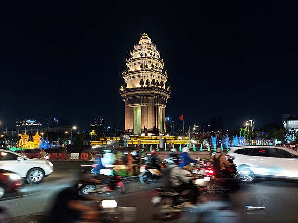 20220104_183701-independence-monument-at-night