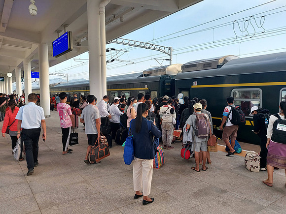 20220527_173510-local-train-at-muang-xai