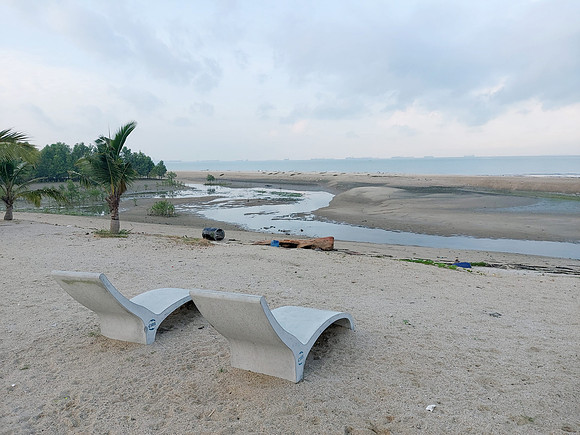 20220729_082247-concrete-loungers