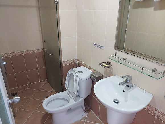 20220422_102335-blue-river-bathroom