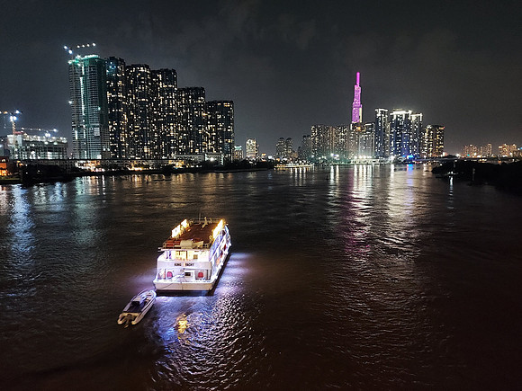 20221031_183251-saigon-river-at-night