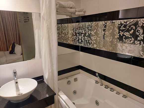 20221217_125524-golden-star-bathroom