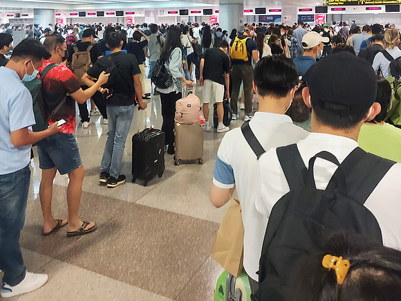 20220810_145324-immigration-queue