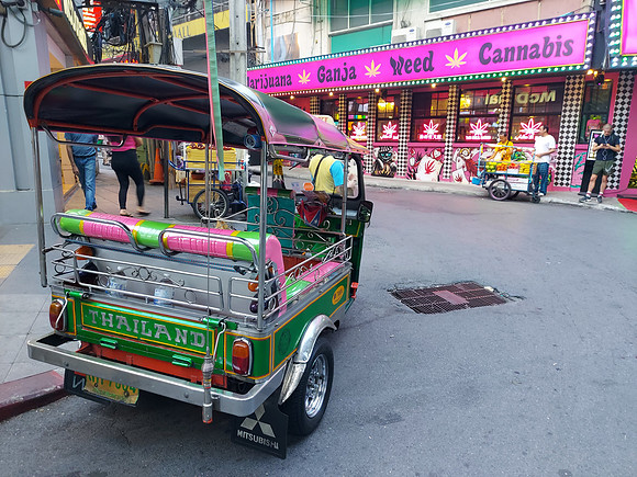 20221205_173206-tuk-tuk-weed-shop