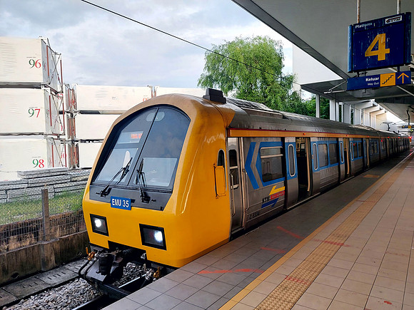 20240522_073327-commuter-train-at-butterworth