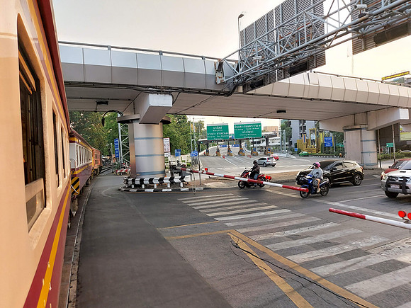 20230304_071037-petchaburi-junction