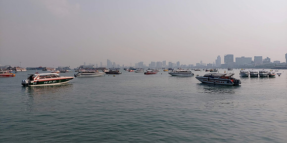 20230306_083437-speedboats-city-view