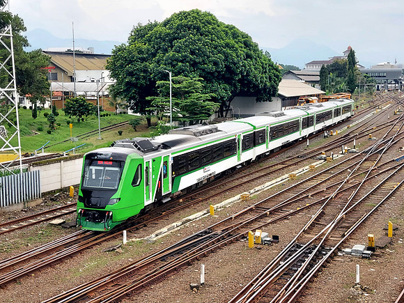 20240428_162750-bandung-feeder-train
