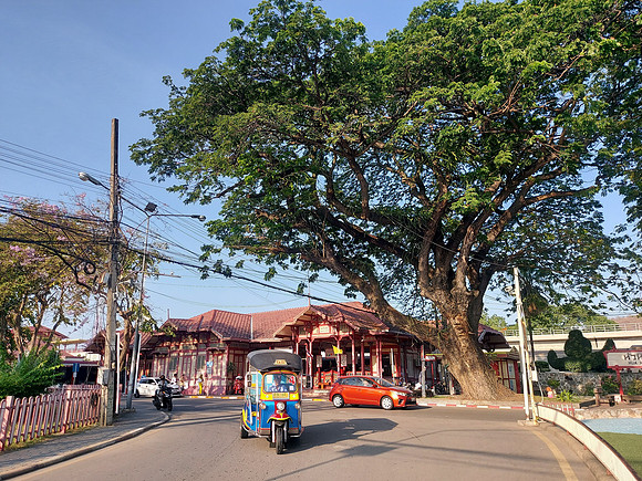 20230507_073000-tuktuk-at-station