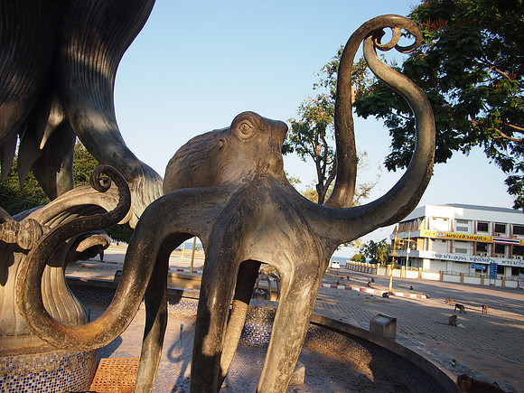 P3143545-octopus-statue
