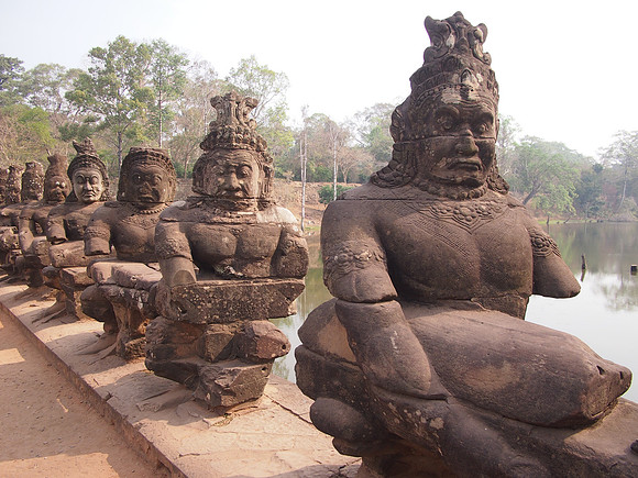 P2131745-angkor-thom-south-gate-figures