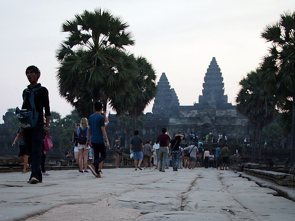 P2131685-walking-to-angkor