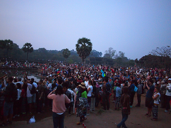 P2131679-sunrise-crowd