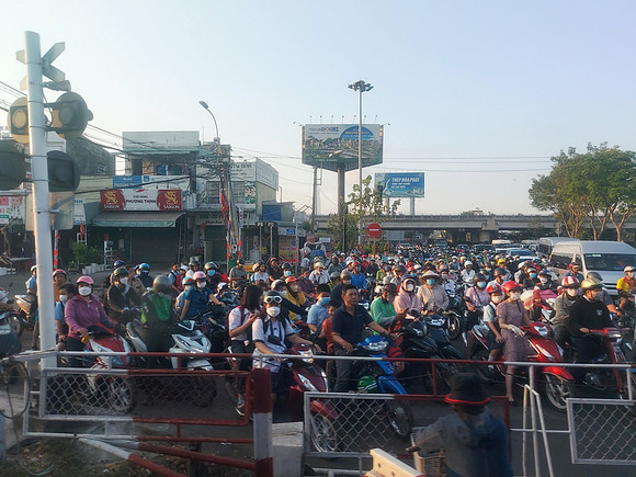20230406_062309-saigon-level-crossing
