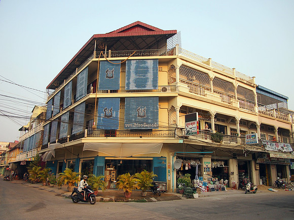 P2202284-bric-a-brac-asia