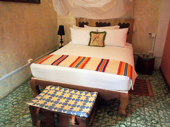 P2232472-bric-a-brac-bed