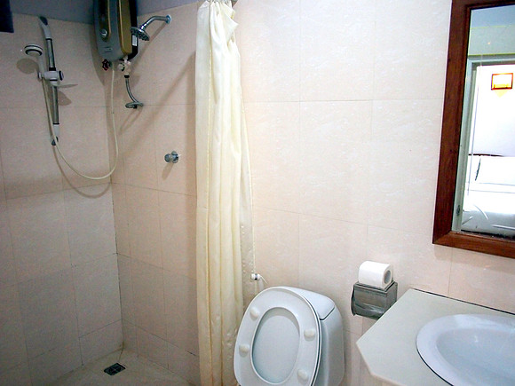 P2111614-nana-hotel-bathroom