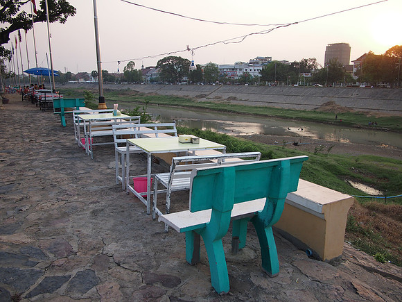 P2222408-east-side-river-dining