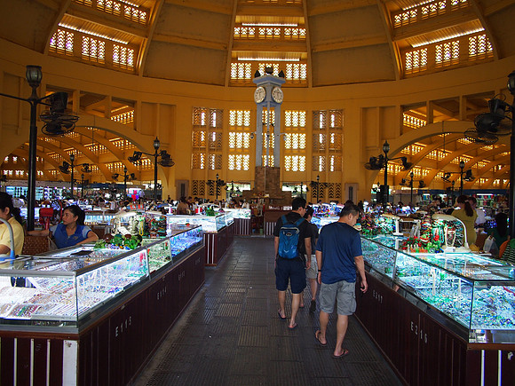 P2151965-central-market-shopping