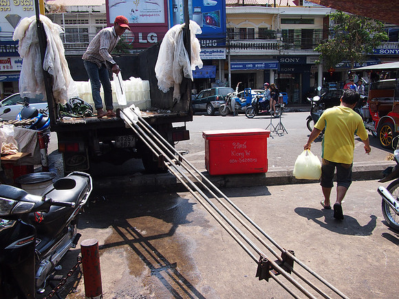 P2151967-market-ice-delivery