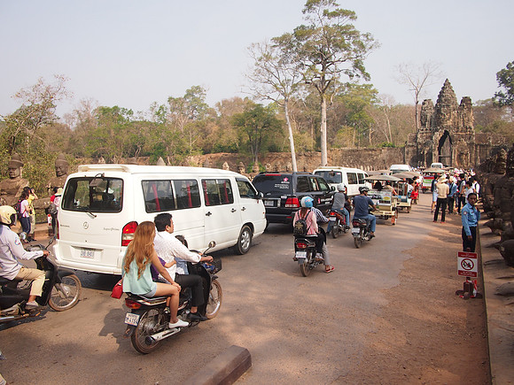 P2131738-angkor-thom-entrance-crowd