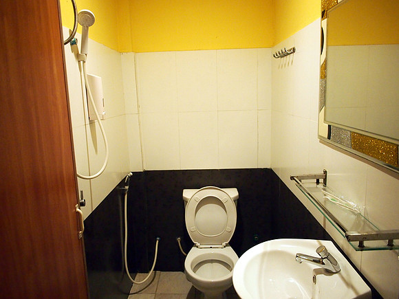 P2141900-pich-guesthouse-bathroom