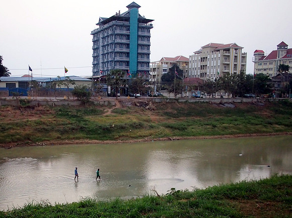 P2232432-river-crossing