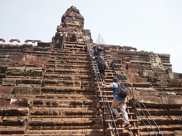 P2131795-climbing-baphuon