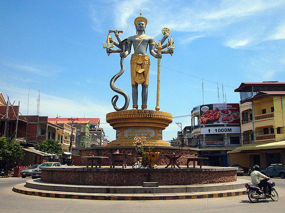 P2252607-statue-roundabout