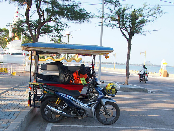 P3143524-sleeping-tuktuk-driver