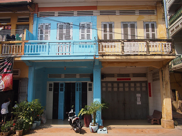 P2192175-blue-and-yellow