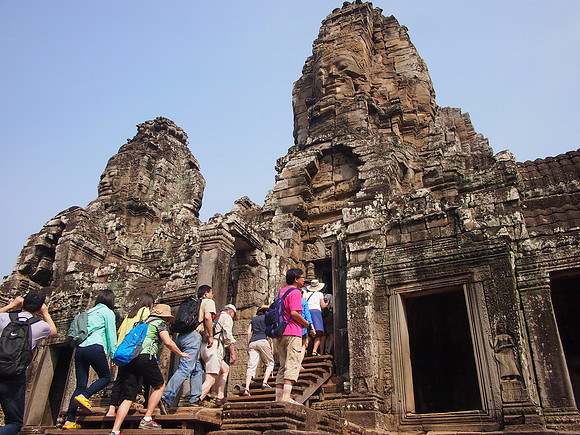 P2131765-climbing-bayon