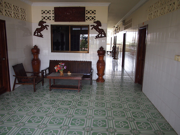 P2252598-333-hallway