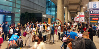 20221208_174537-arrival-crowd