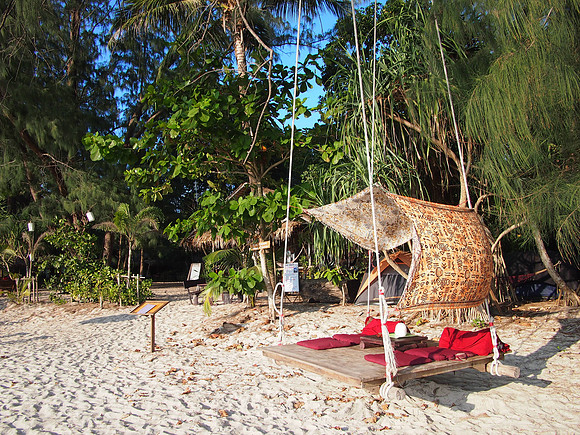 P3123307-green-beach-hut