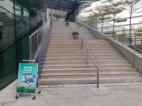 20220709_113110-lalaport-stairs