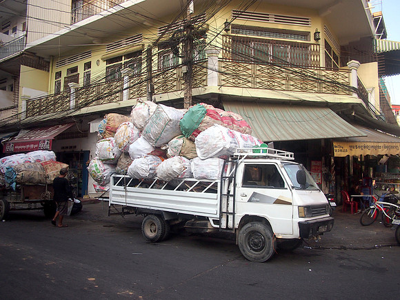 P2172049-recycling-truck