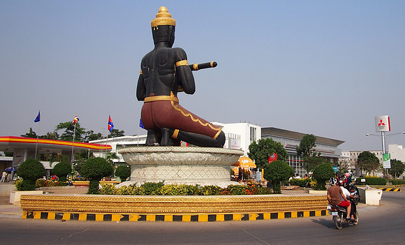 P2212342-battambang-man-roundabout