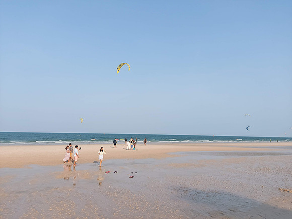 20230427_165338-kite-surfers