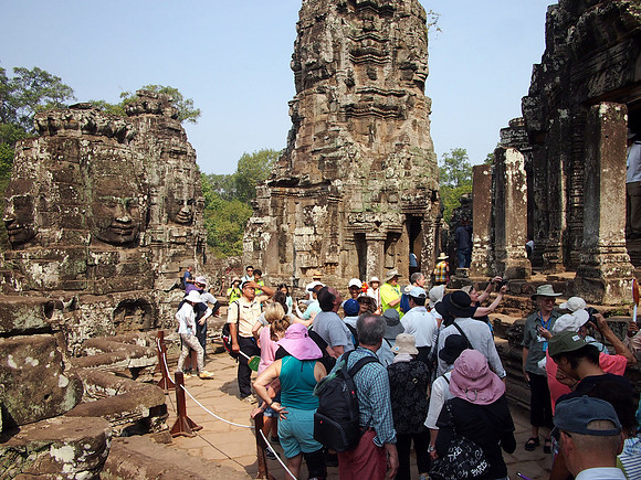P2131767-bayon-crowd