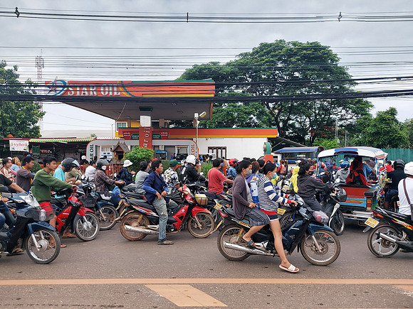 20220518_075700-petrol-shortage-vientiane