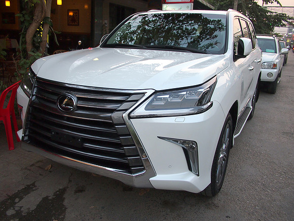 P2222431-big-lexus