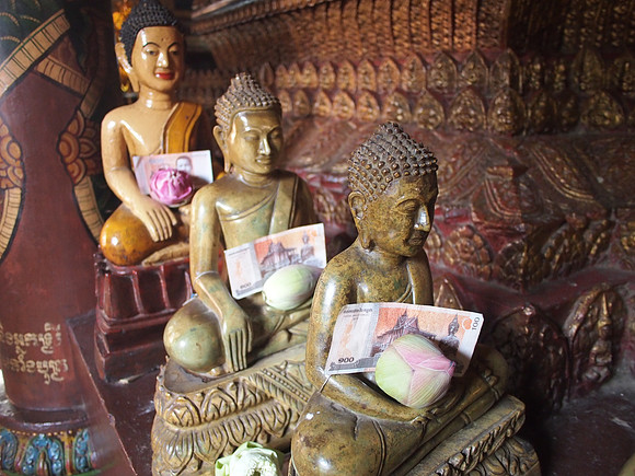 P2151914-wat-phnom-offerings