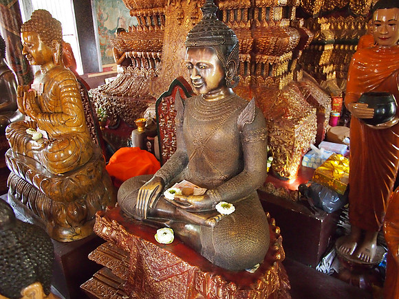 P2151915-buddhas-at-wat-phnom