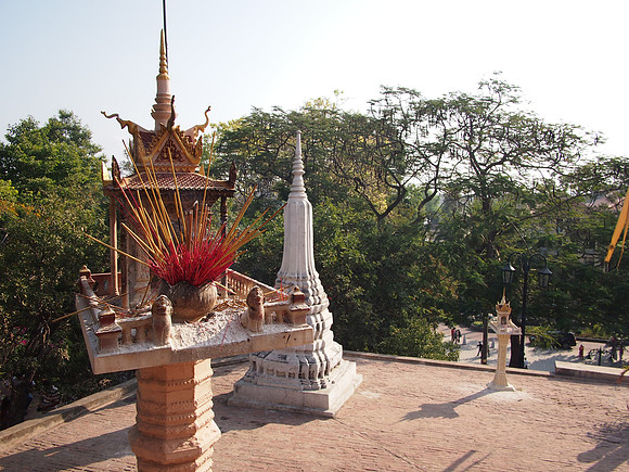 P2151911-wat-phnom-incense