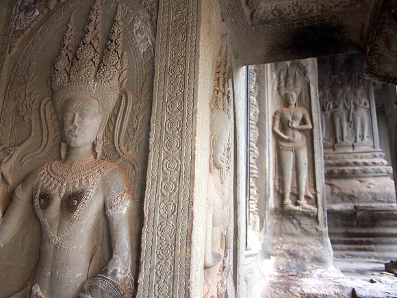 P2131710-angkor-wall-figures