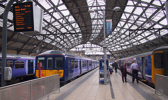 P4185258-liverpool-lime-st-trains