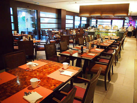 P4074720-garden-breakfast-room